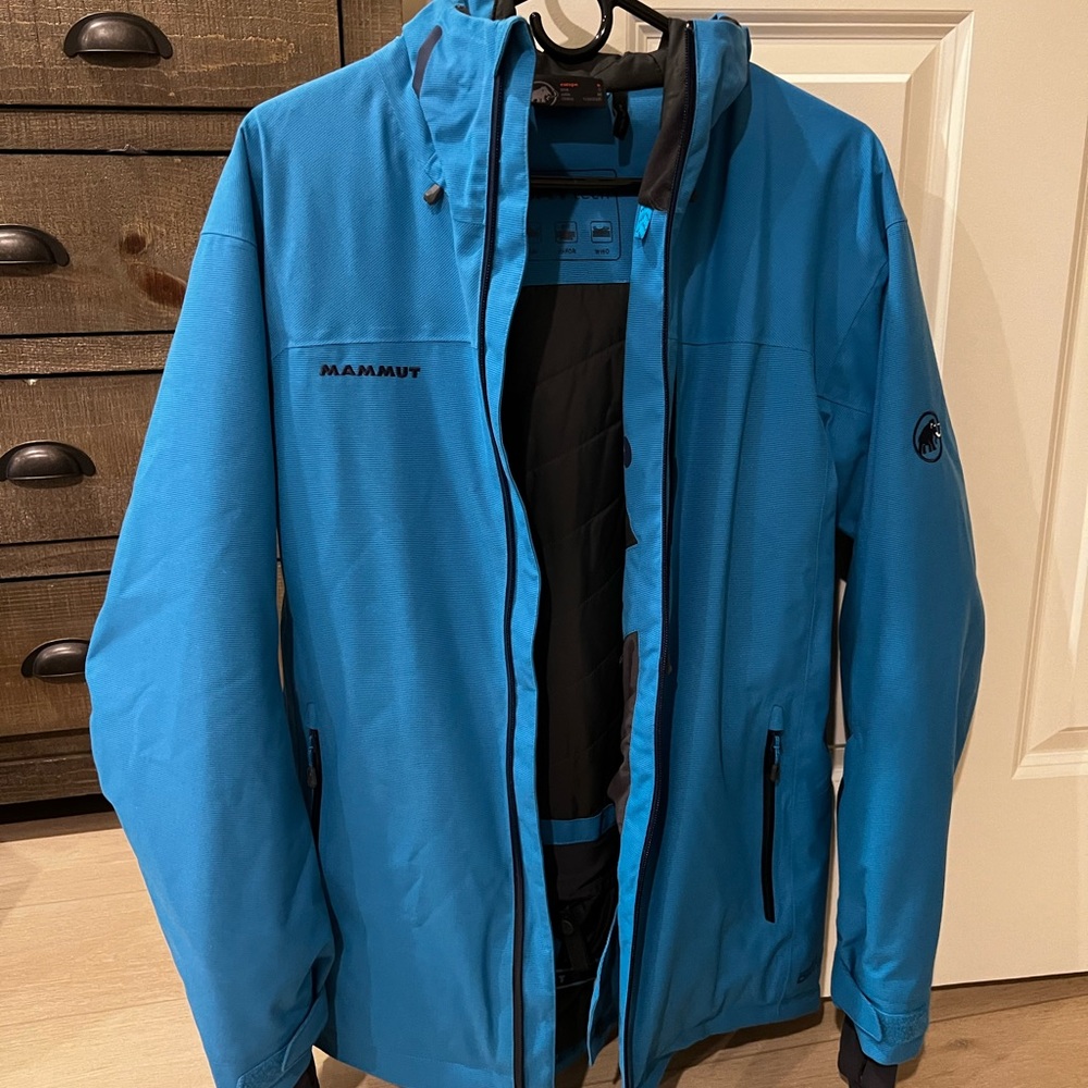 Almost brand new ski/board jacket. Size small